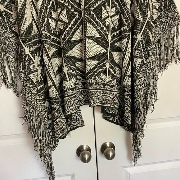 Sun & Shadow Bohemian Geometric Black and Cream Poncho Fringe Detail size M - Picture 9 of 11